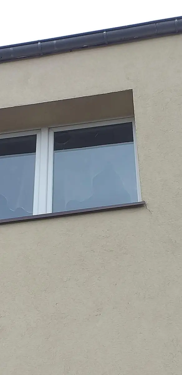 Rozbita szyba w remizie OSP Raciborowice