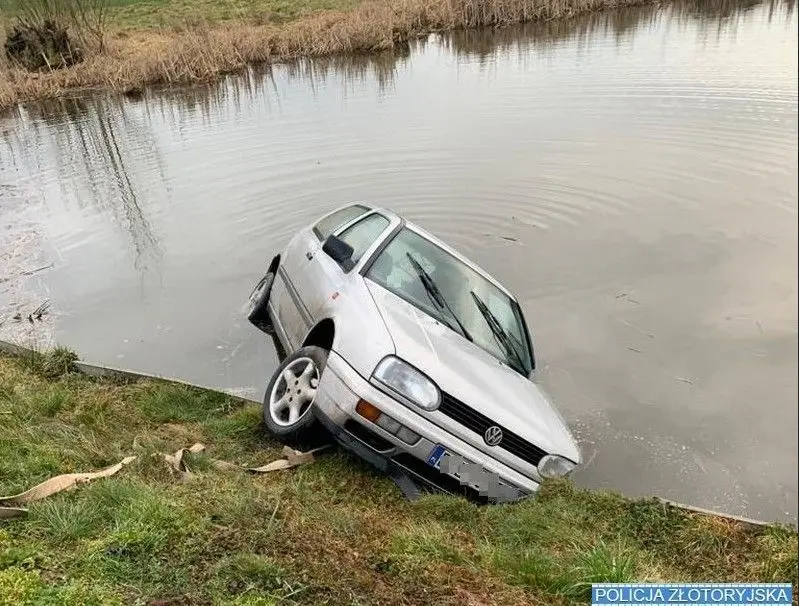 Poranną jazdę Volkswagenem zakończył w stawie