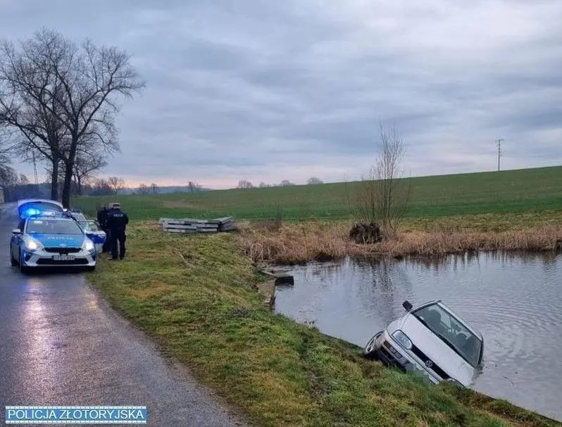 Poranną jazdę Volkswagenem zakończył w stawie
