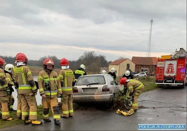 Poranną jazdę Volkswagenem zakończył w stawie