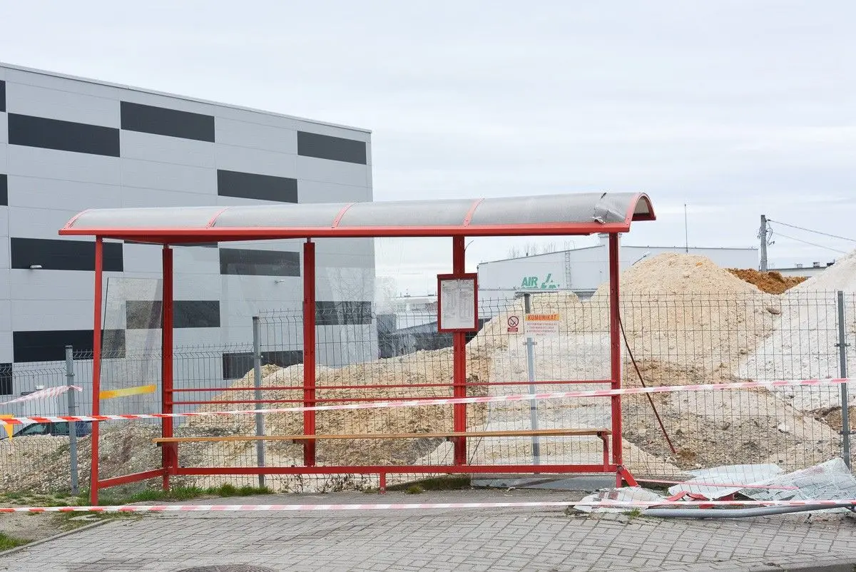 Zdemolowany przystanek przy Staroszkolnej w Bolesławcu