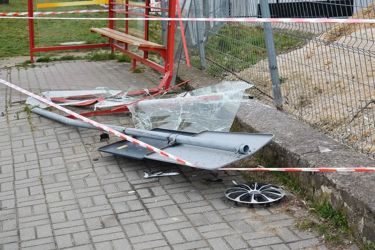 Zdemolowany przystanek przy Staroszkolnej w Bolesławcu