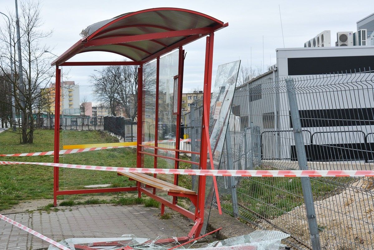 Zdemolowany przystanek przy Staroszkolnej w Bolesławcu