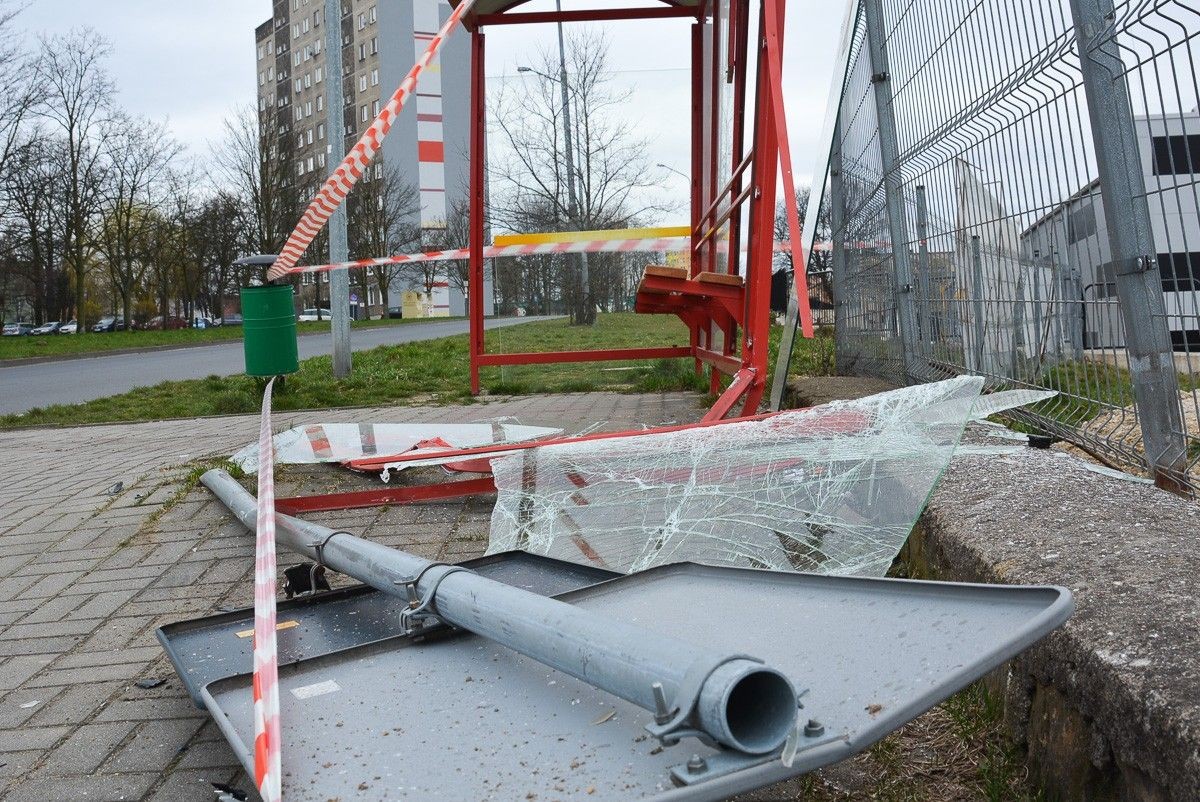 Zdemolowany przystanek przy Staroszkolnej w Bolesławcu