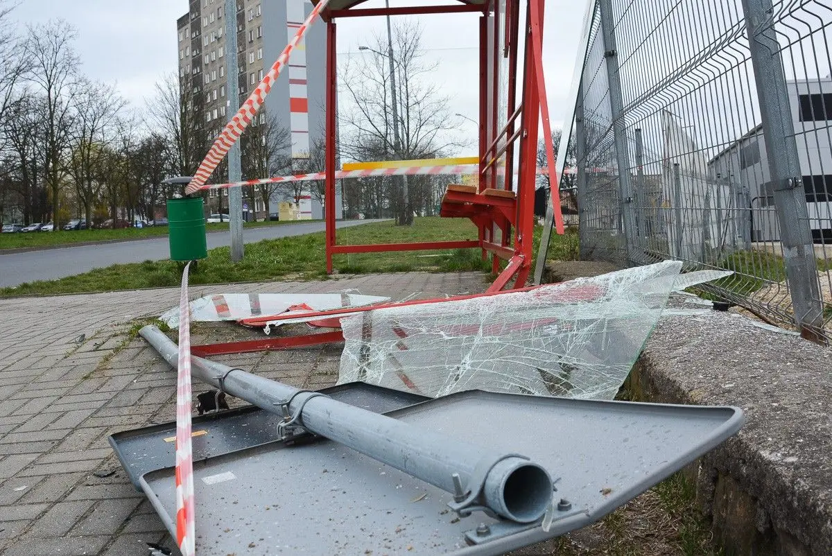 Zdemolowany przystanek przy Staroszkolnej w Bolesławcu