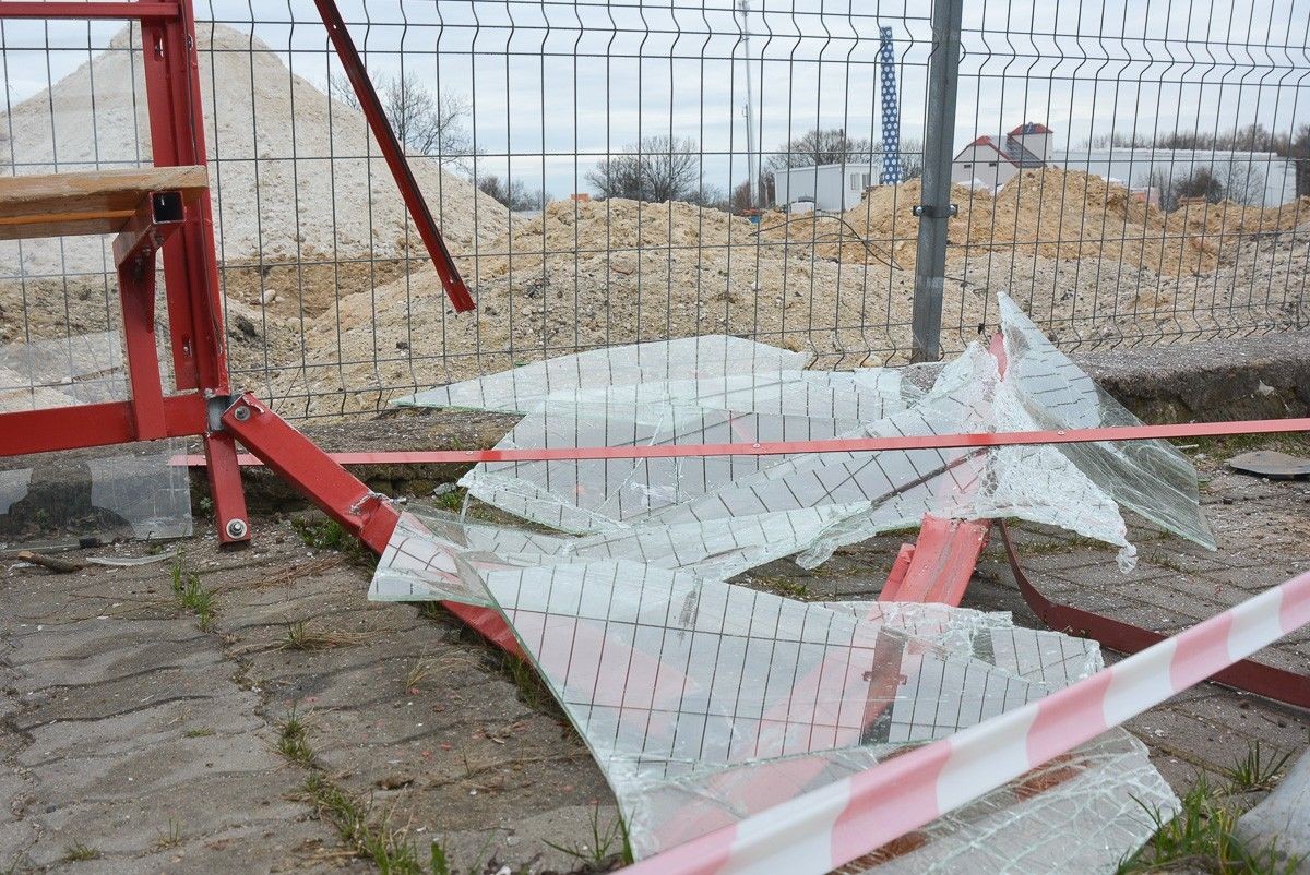 Zdemolowany przystanek przy Staroszkolnej w Bolesławcu