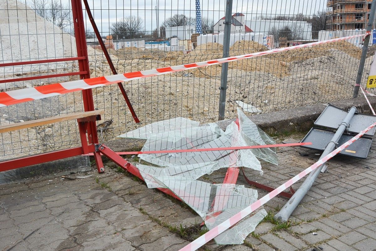 Zdemolowany przystanek przy Staroszkolnej w Bolesławcu