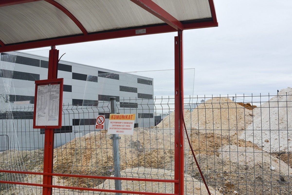 Zdemolowany przystanek przy Staroszkolnej w Bolesławcu