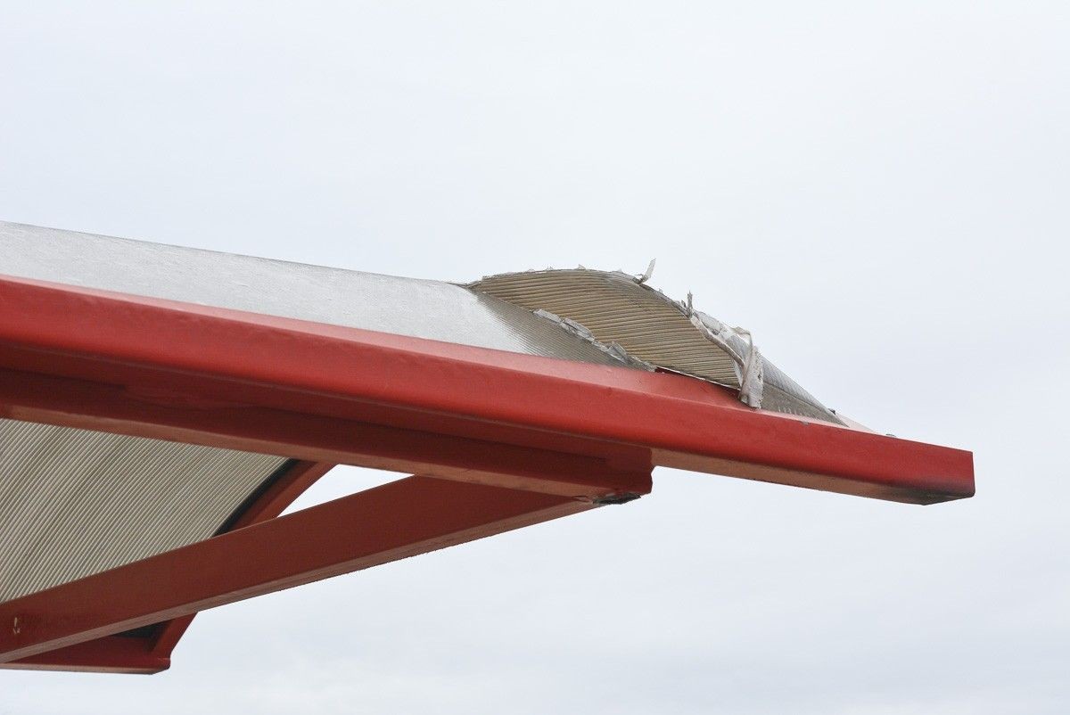 Zdemolowany przystanek przy Staroszkolnej w Bolesławcu