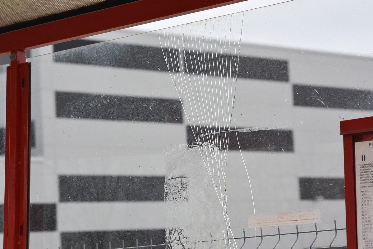 Zdemolowany przystanek przy Staroszkolnej w Bolesławcu