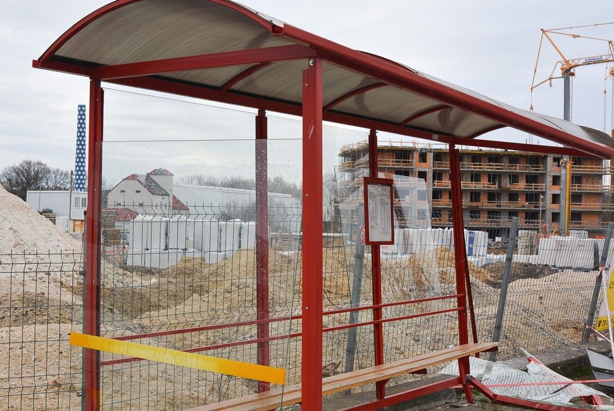 Zdemolowany przystanek przy Staroszkolnej w Bolesławcu