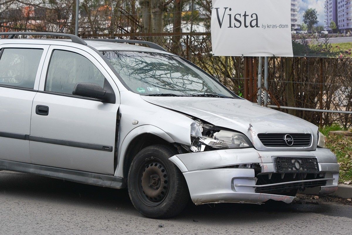 Zdemolowany przystanek przy Staroszkolnej w Bolesławcu