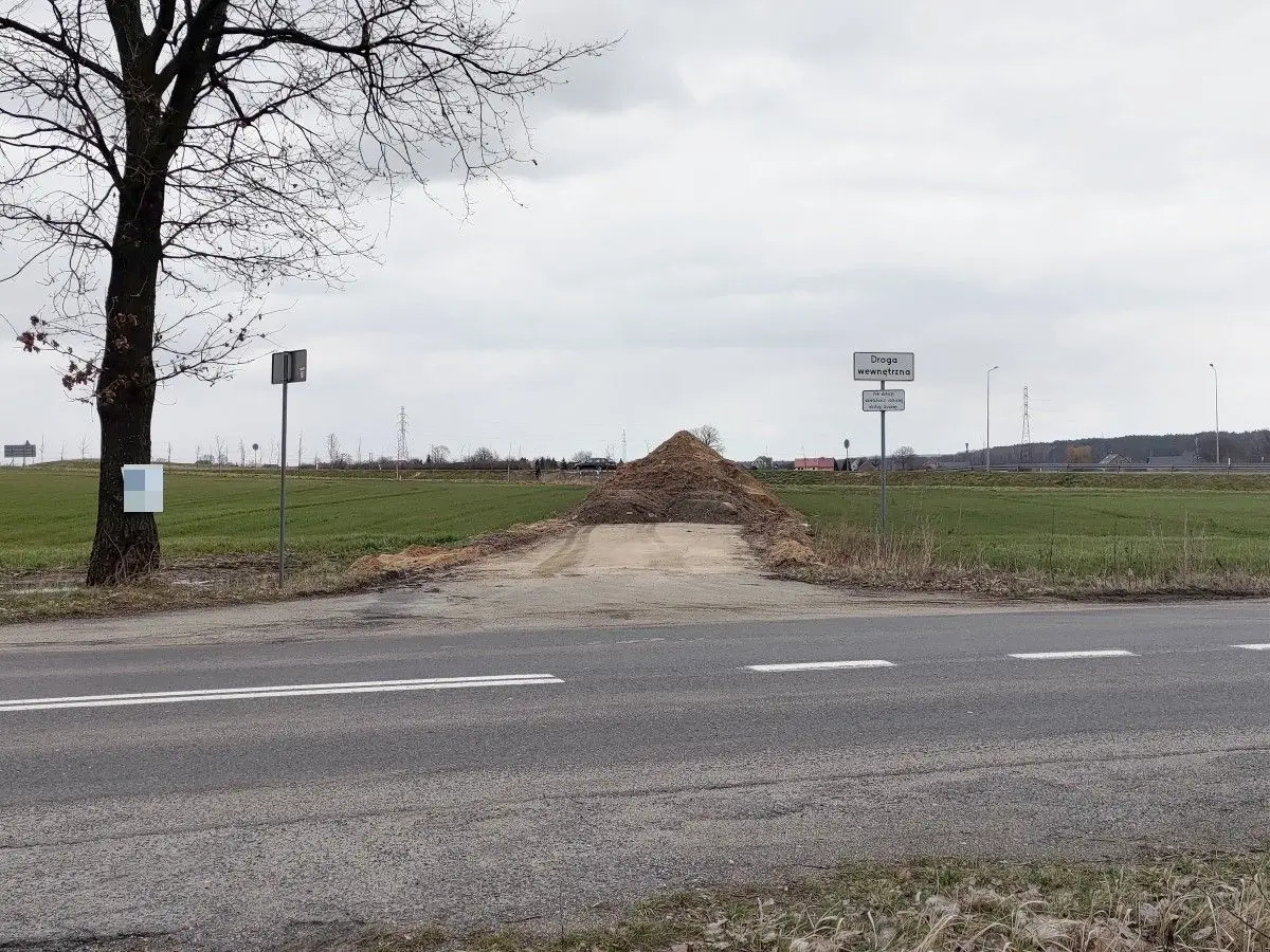 Zasypana droga między Bolesławcem a Łaziskami