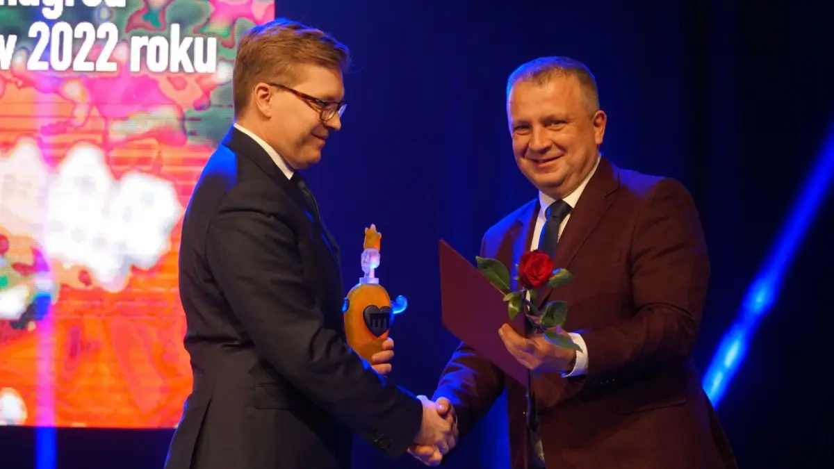 Powiatowe jednostki i uczniowie szkół uhonorowani