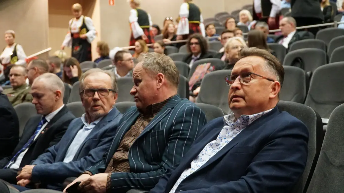 Powiatowe jednostki i uczniowie szkół uhonorowani