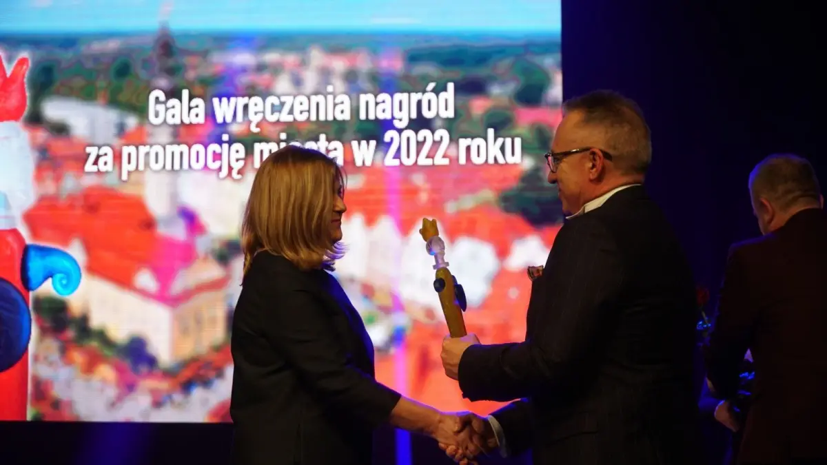 Powiatowe jednostki i uczniowie szkół uhonorowani