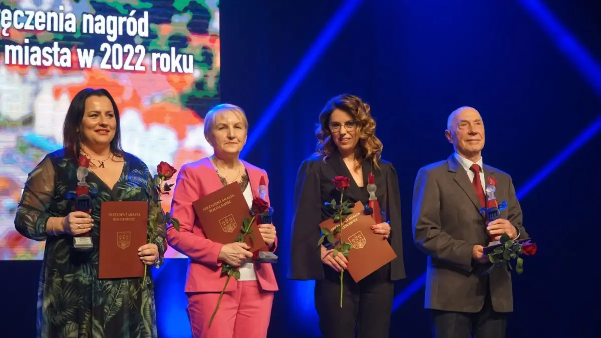 Powiatowe jednostki i uczniowie szkół uhonorowani
