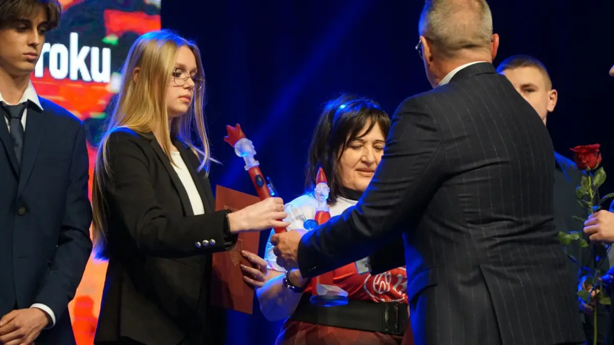 Powiatowe jednostki i uczniowie szkół uhonorowani