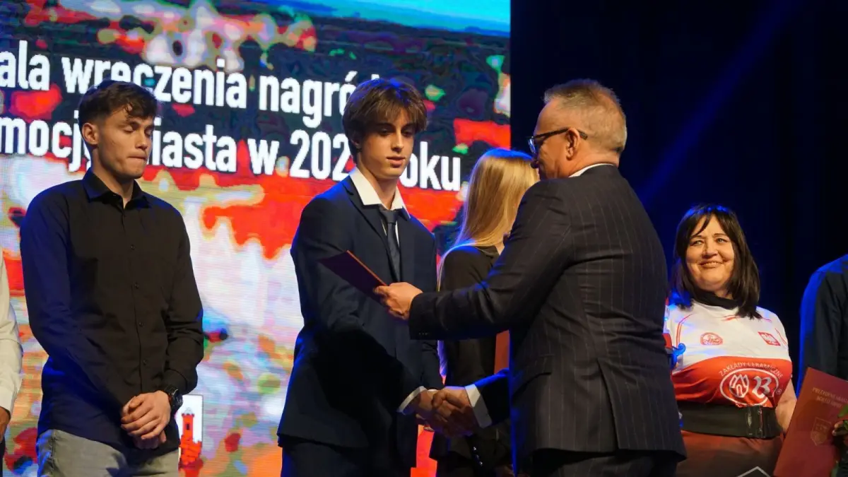 Powiatowe jednostki i uczniowie szkół uhonorowani