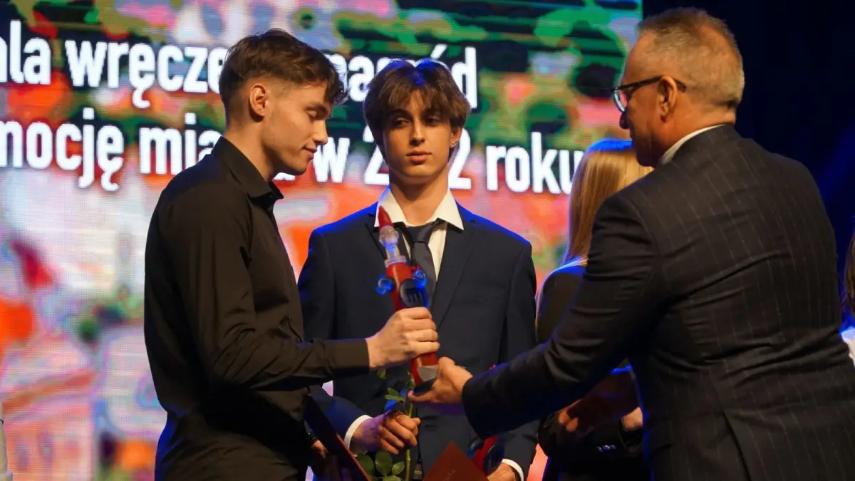 Powiatowe jednostki i uczniowie szkół uhonorowani
