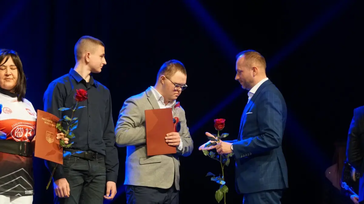 Powiatowe jednostki i uczniowie szkół uhonorowani