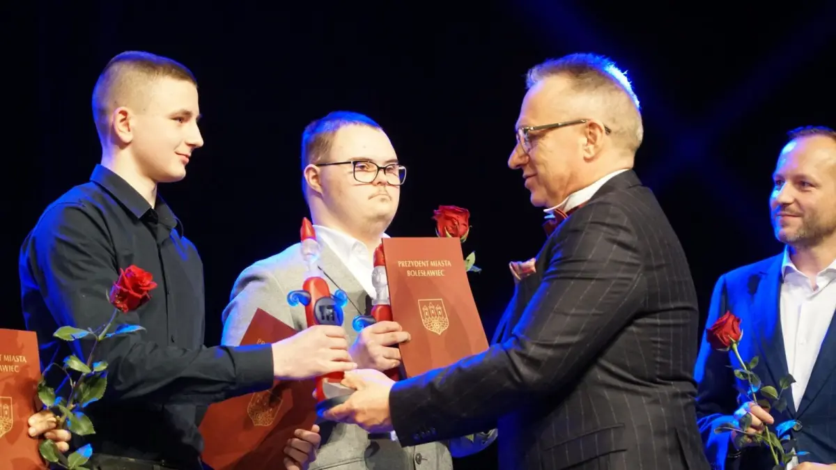Powiatowe jednostki i uczniowie szkół uhonorowani