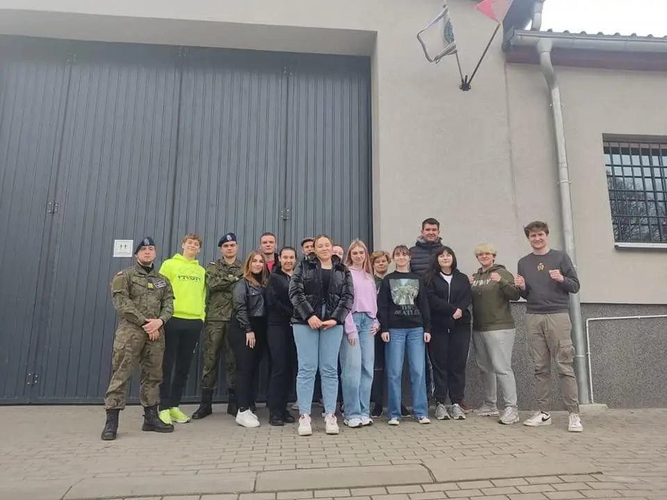 Uczniowie klasy mundurowej w Zakładzie Karnym w Zarębie