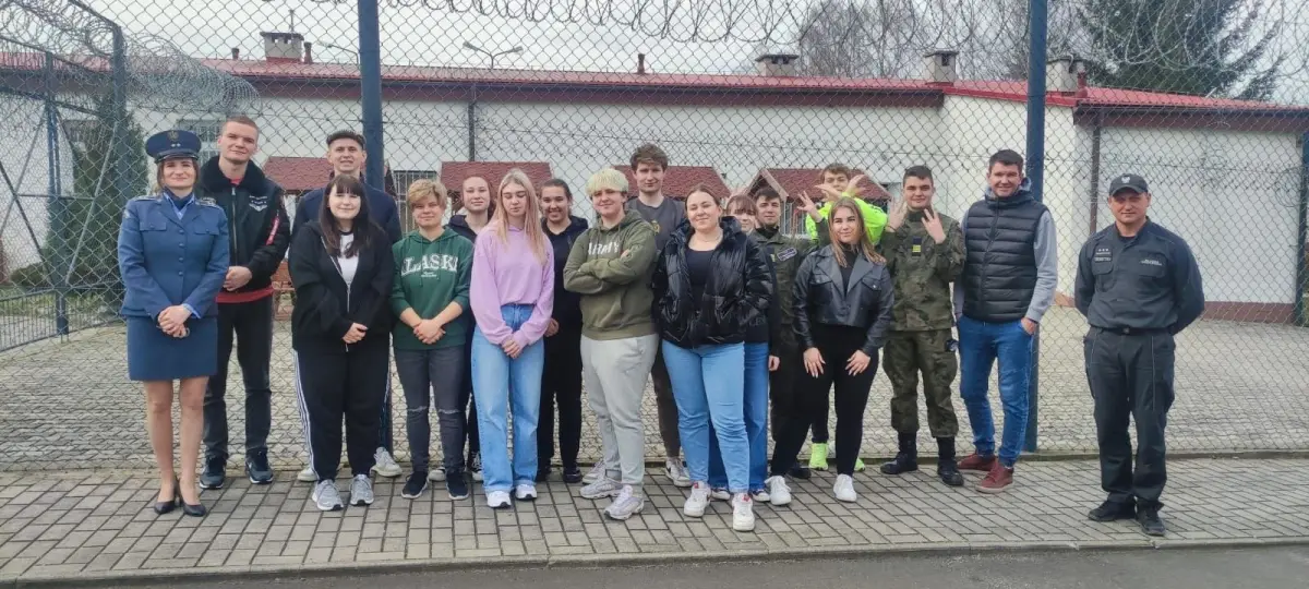 Uczniowie klasy mundurowej w Zakładzie Karnym w Zarębie