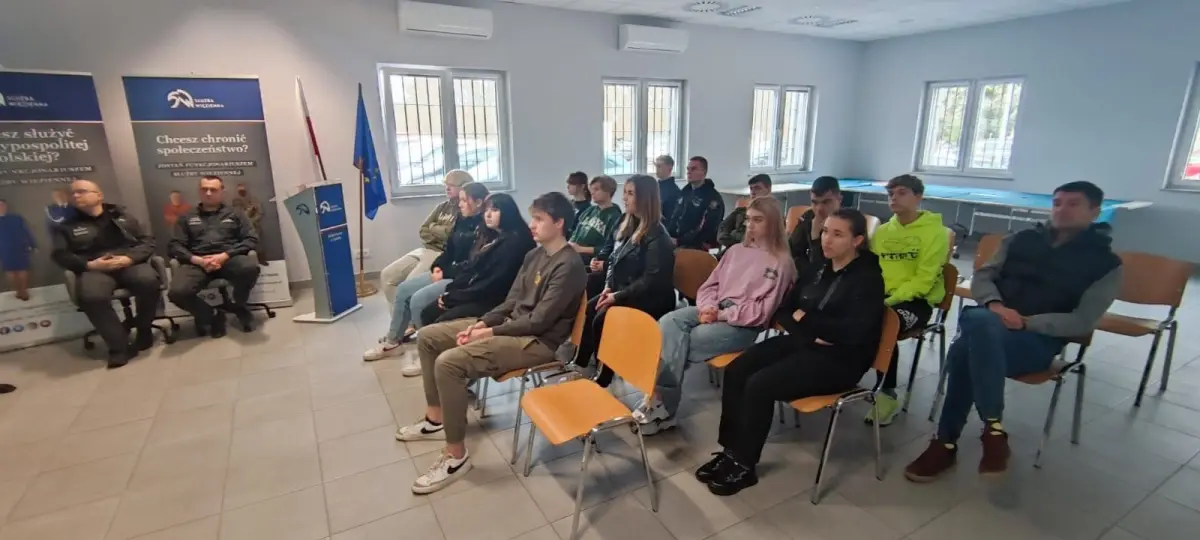 Uczniowie klasy mundurowej w Zakładzie Karnym w Zarębie