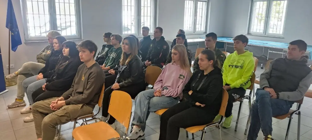 Uczniowie klasy mundurowej w Zakładzie Karnym w Zarębie