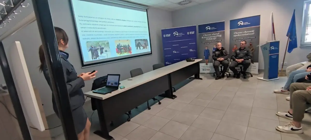 Uczniowie klasy mundurowej w Zakładzie Karnym w Zarębie