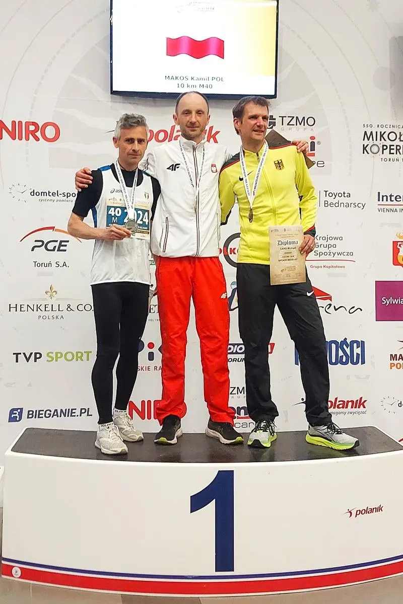 Kamil Makoś (w środku)