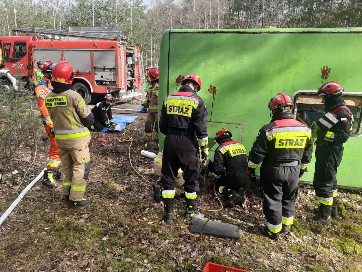 Spektakularne ćwiczenia strażaków z udziałem bolesławieckich mundurowych