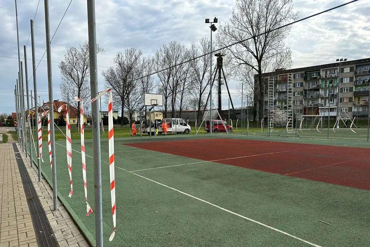 Montaż nowego ogrodzenia Orlika przy II LO