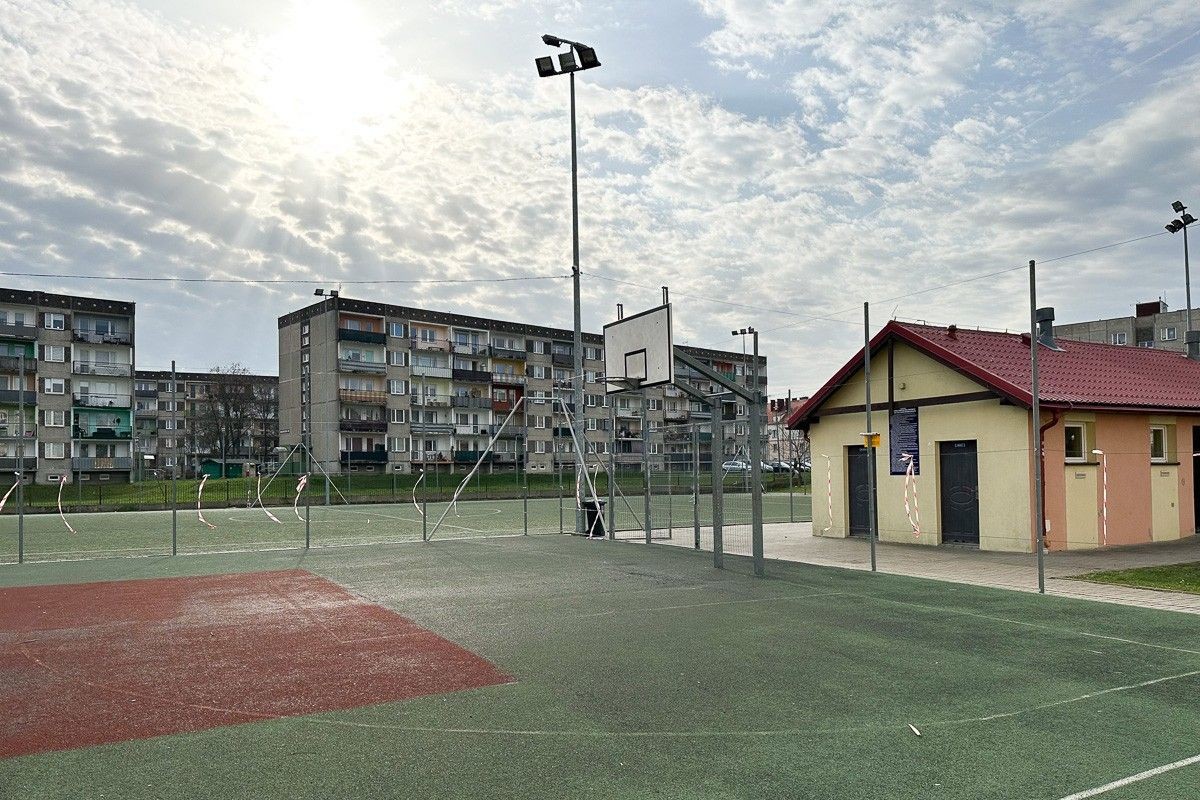 Montaż nowego ogrodzenia Orlika przy II LO