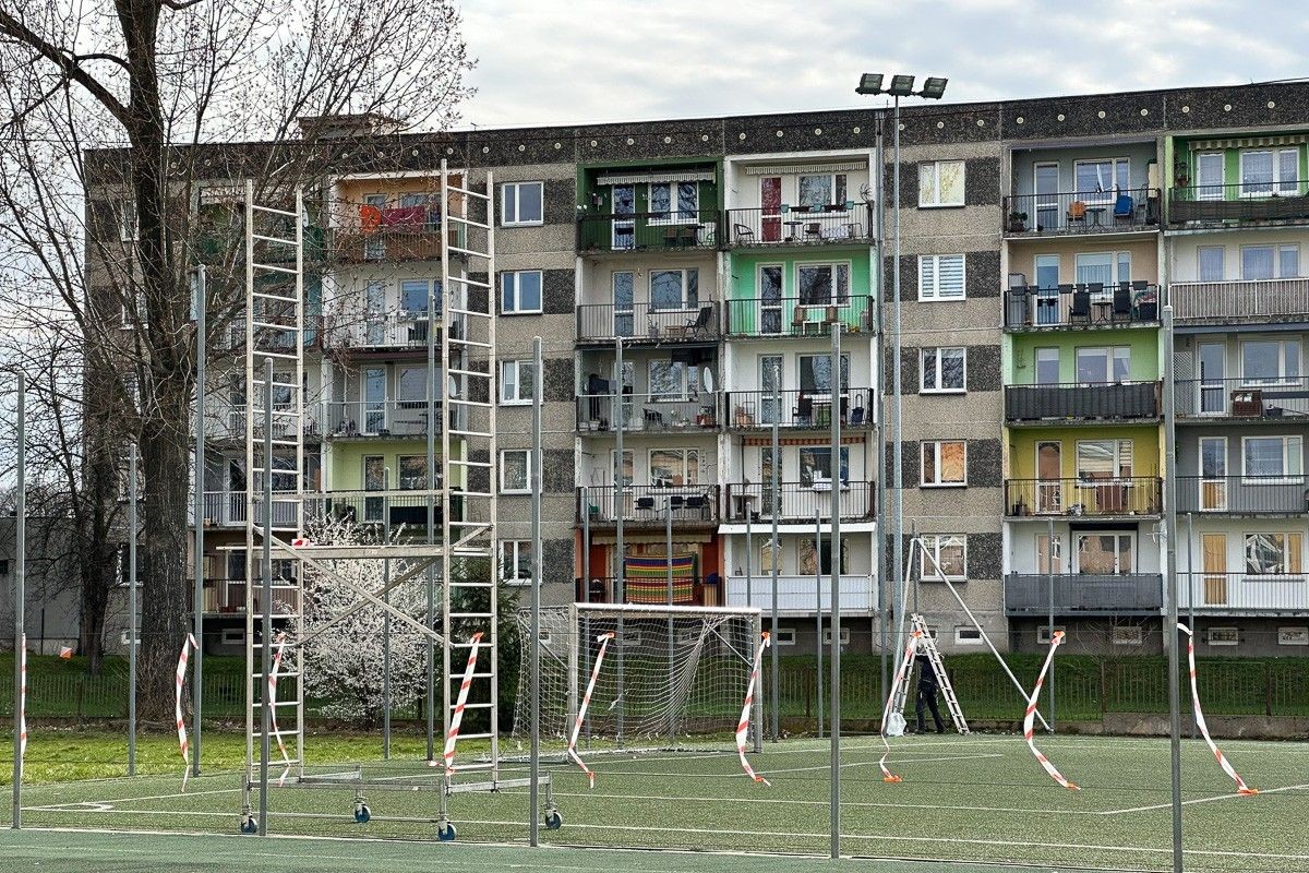 Montaż nowego ogrodzenia Orlika przy II LO