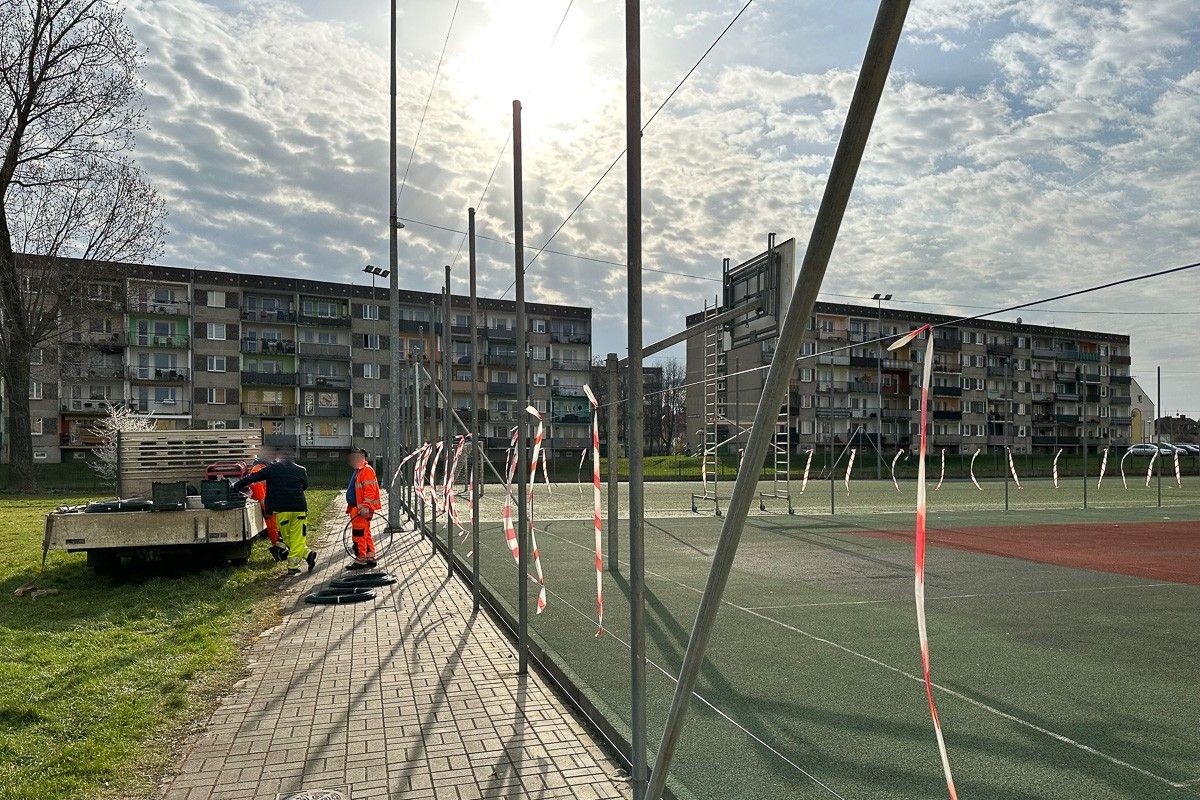 Montaż nowego ogrodzenia Orlika przy II LO