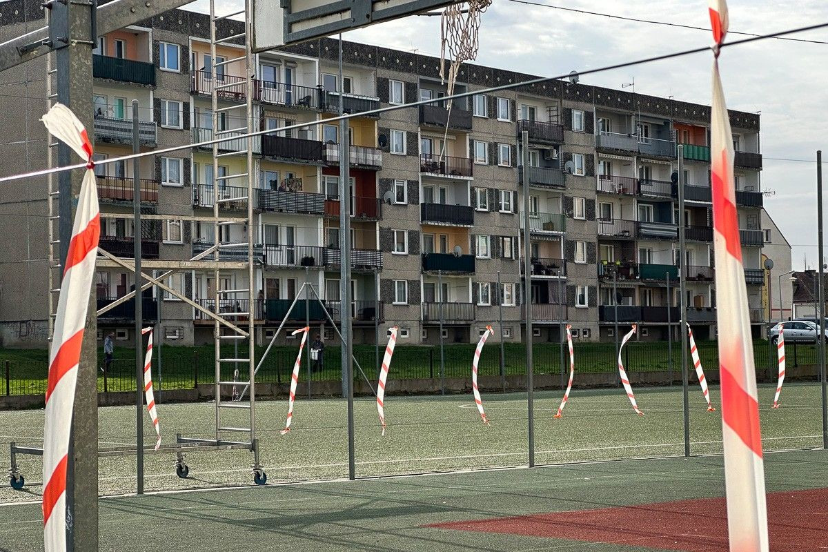 Montaż nowego ogrodzenia Orlika przy II LO