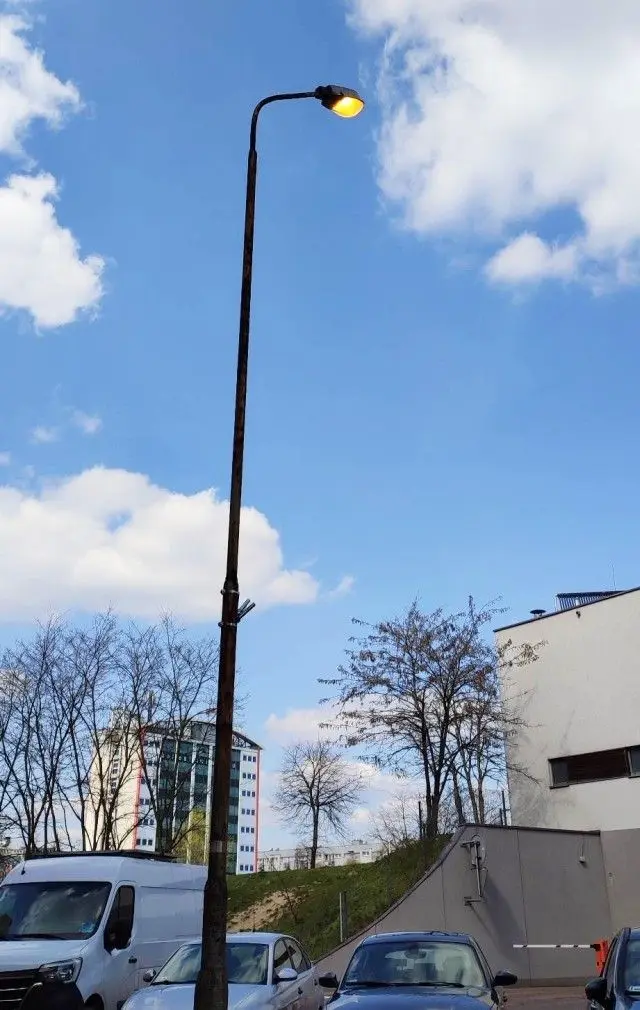 Świecąca w ciągu dnia latarnia przy ulicy Łukasiewicza