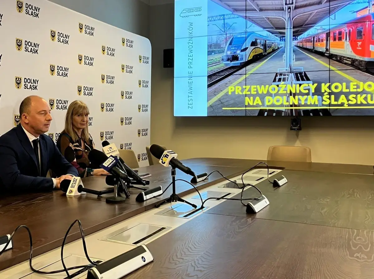 Tymoteusz Myrda, członek zarządu województwa na konferencji prasowej
