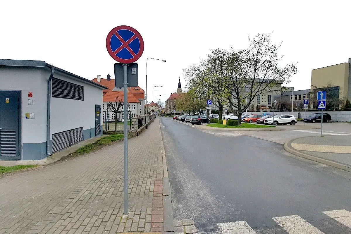 Znak B-36, zakaz zatrzymywania się przy ulicy Łukasiewicza