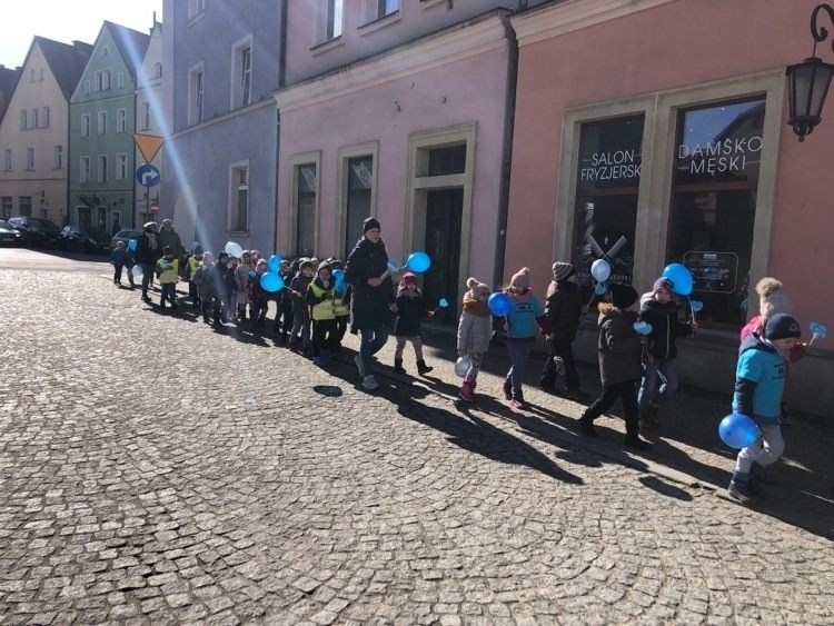 „Zaświeć się na niebiesko”. Bolesławieckie przedszkolaki solidarne z osobami dotkniętymi autyzmem