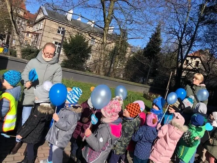 „Zaświeć się na niebiesko”. Bolesławieckie przedszkolaki solidarne z osobami dotkniętymi autyzmem