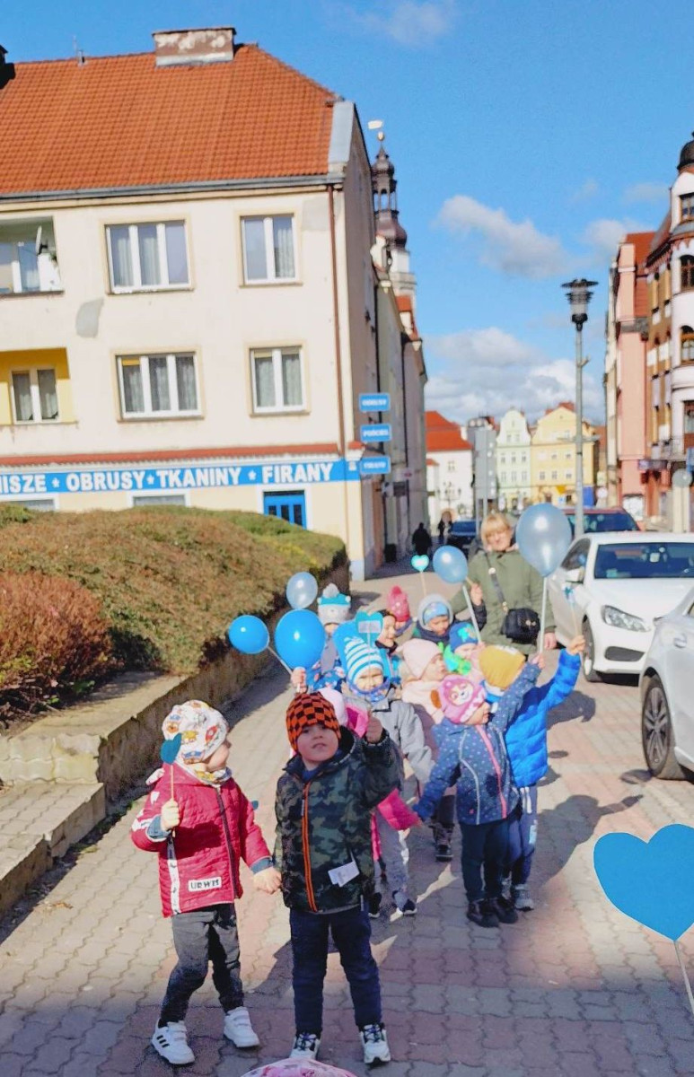 „Zaświeć się na niebiesko”. Bolesławieckie przedszkolaki solidarne z osobami dotkniętymi autyzmem