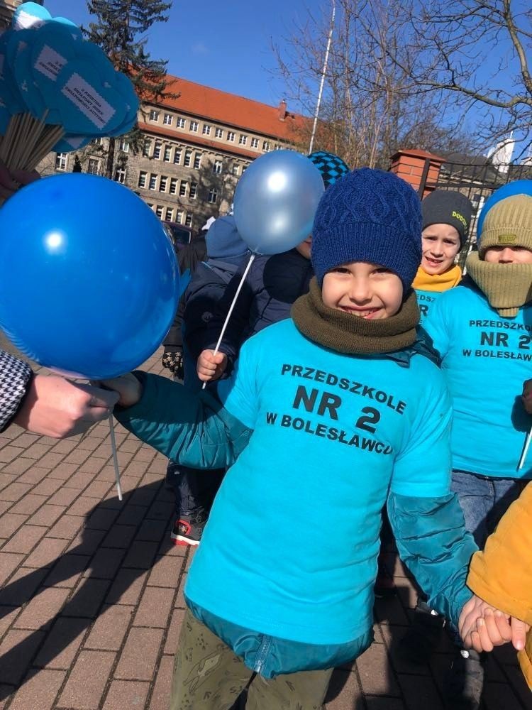 „Zaświeć się na niebiesko”. Bolesławieckie przedszkolaki solidarne z osobami dotkniętymi autyzmem