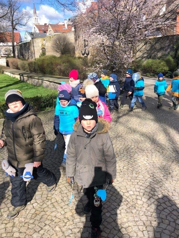 „Zaświeć się na niebiesko”. Bolesławieckie przedszkolaki solidarne z osobami dotkniętymi autyzmem