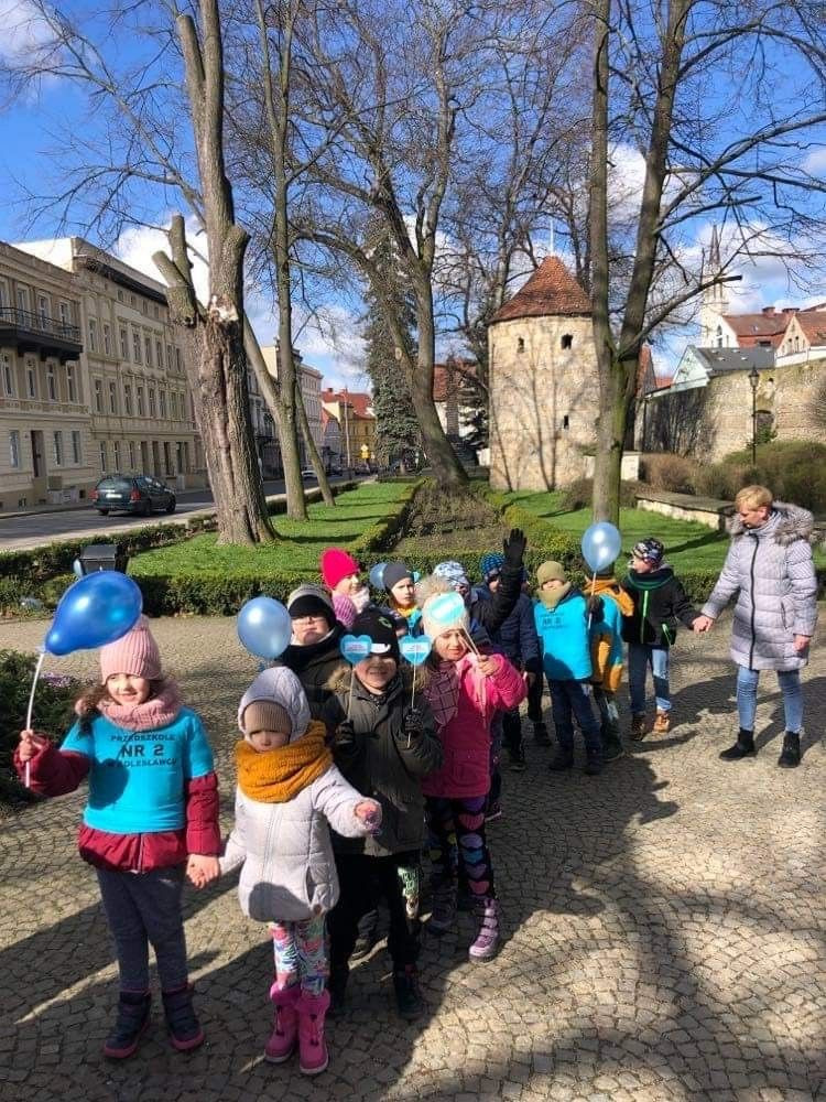 „Zaświeć się na niebiesko”. Bolesławieckie przedszkolaki solidarne z osobami dotkniętymi autyzmem