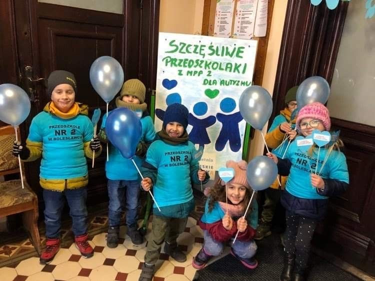 „Zaświeć się na niebiesko”. Bolesławieckie przedszkolaki solidarne z osobami dotkniętymi autyzmem