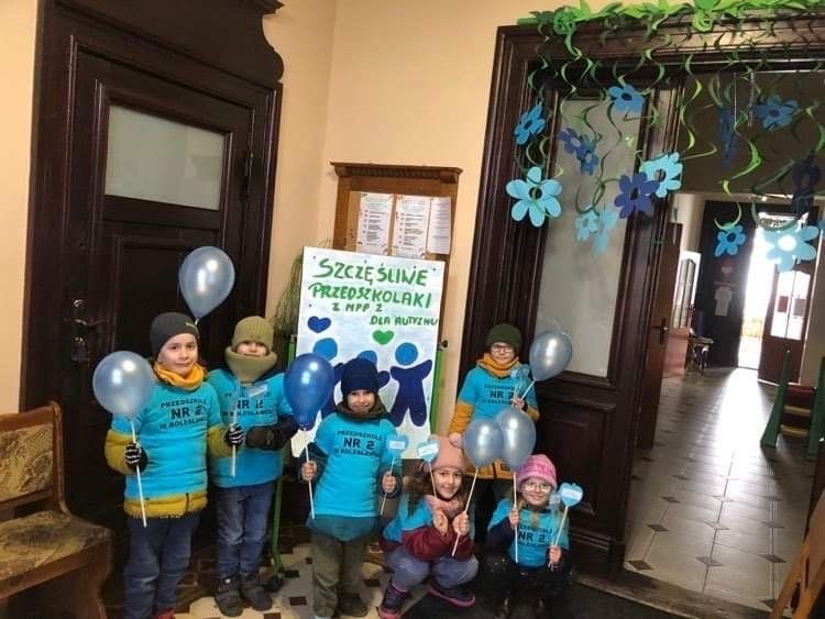 „Zaświeć się na niebiesko”. Bolesławieckie przedszkolaki solidarne z osobami dotkniętymi autyzmem