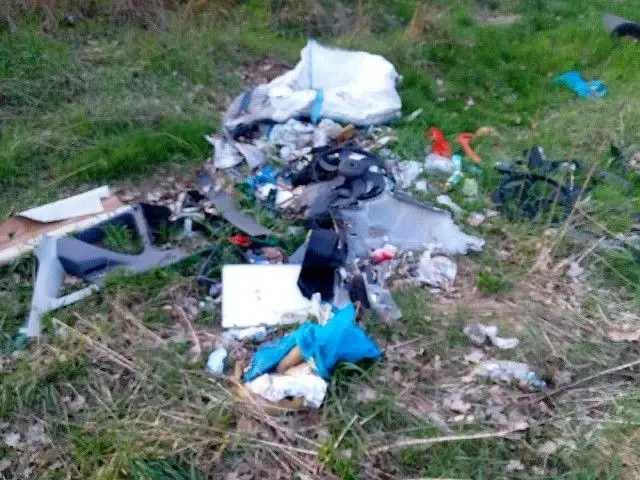 Dzikie wysypisko śmieci w rejonie rzeki Bóbr